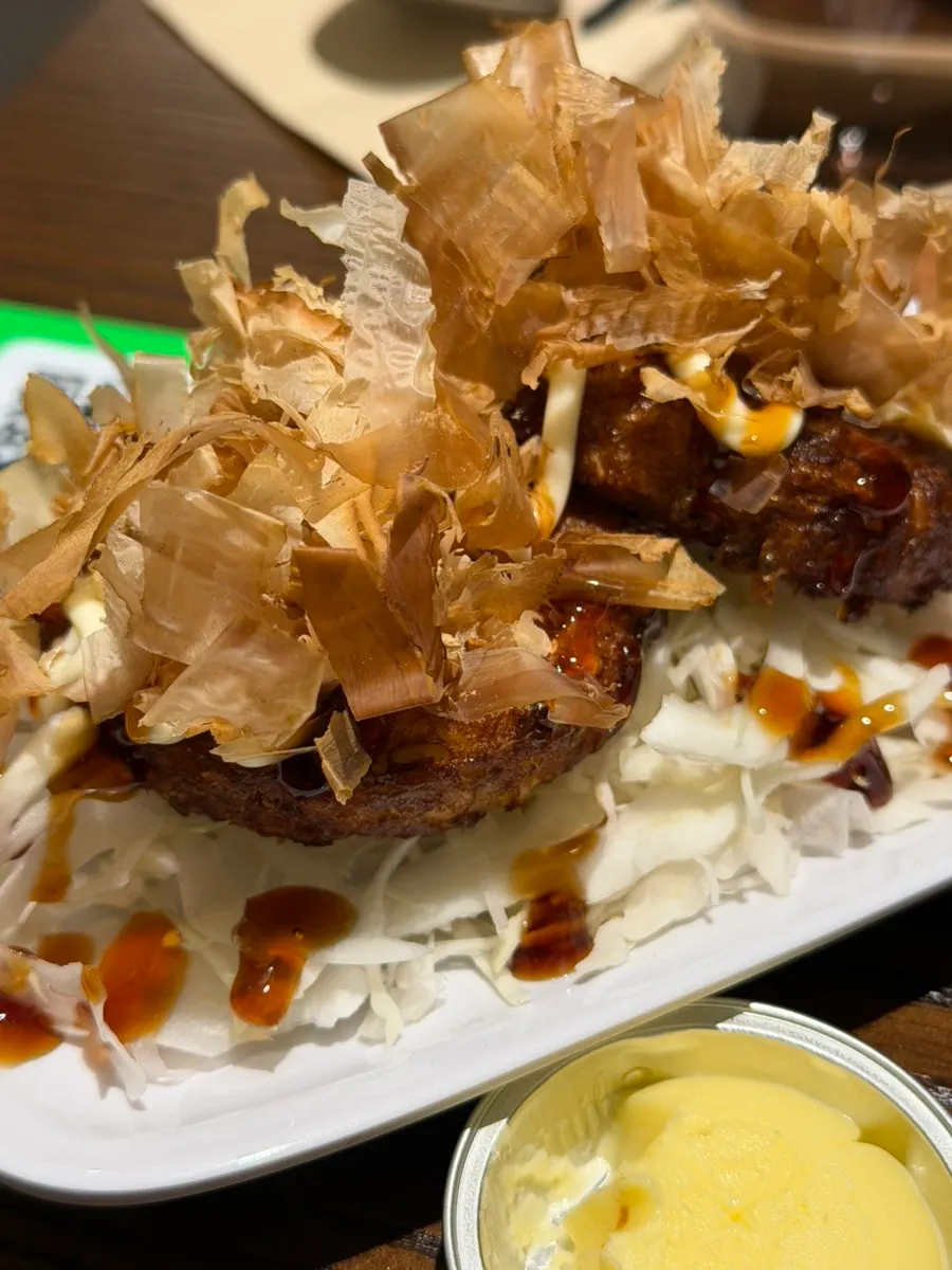 Cross-section of okonomiyaki with crisp cabbage
