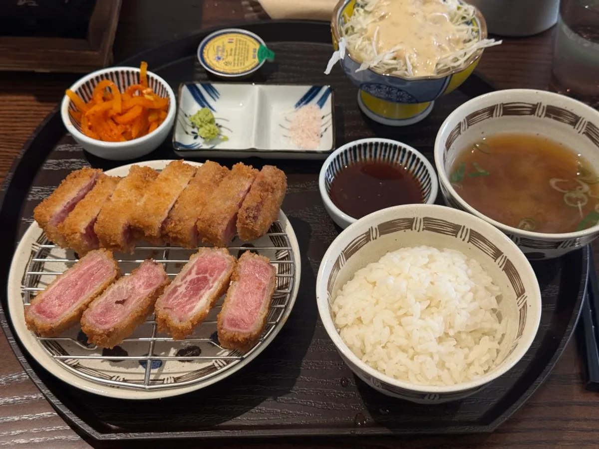 트레이에 차려진 안심 규카츠 정식 상차림