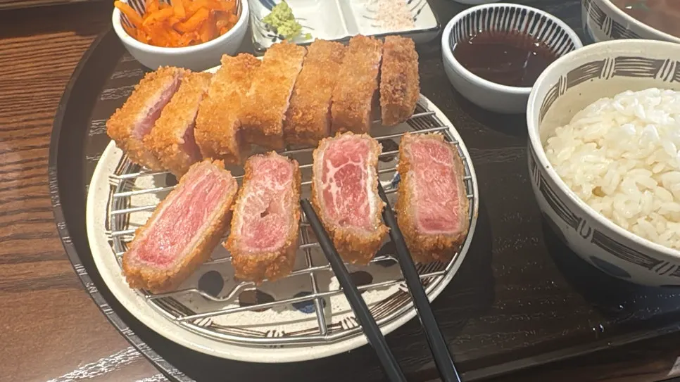밥과 국, 양배추 샐러드가 곁들여진 정식