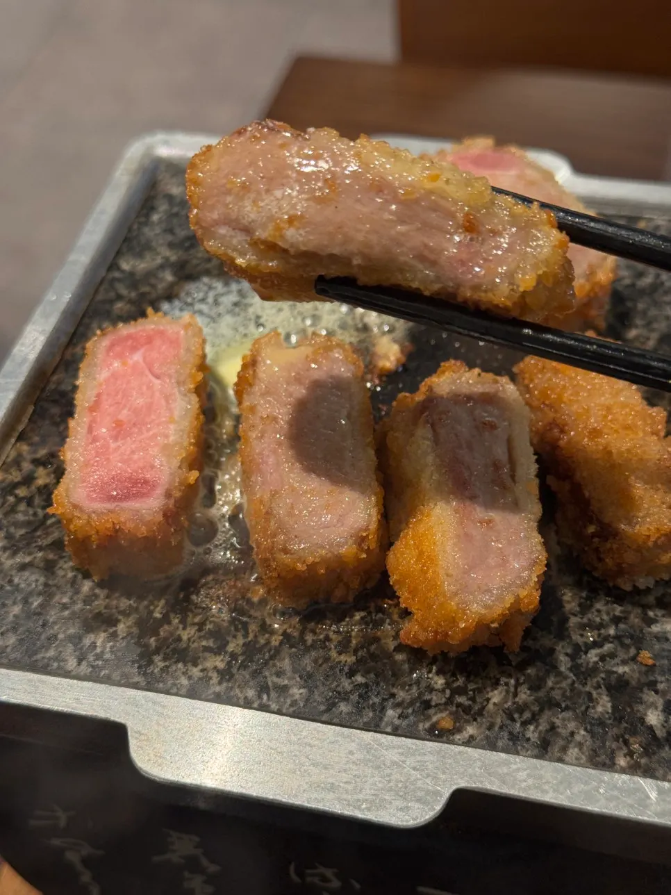 미디엄레어로 구운 안심 규카츠 한 점