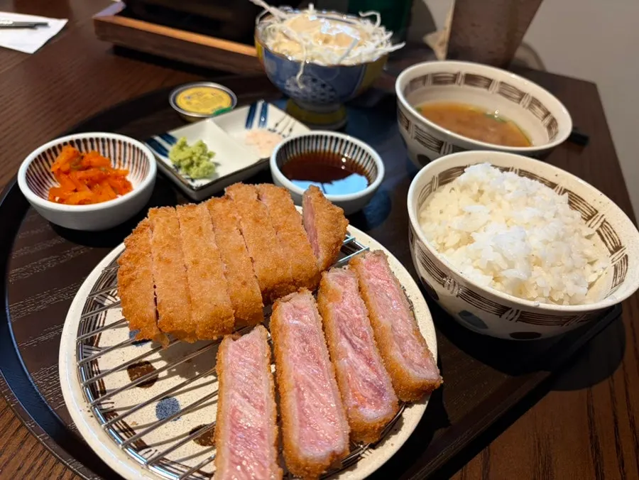 마블링이 보이는 채끝규카츠 단면