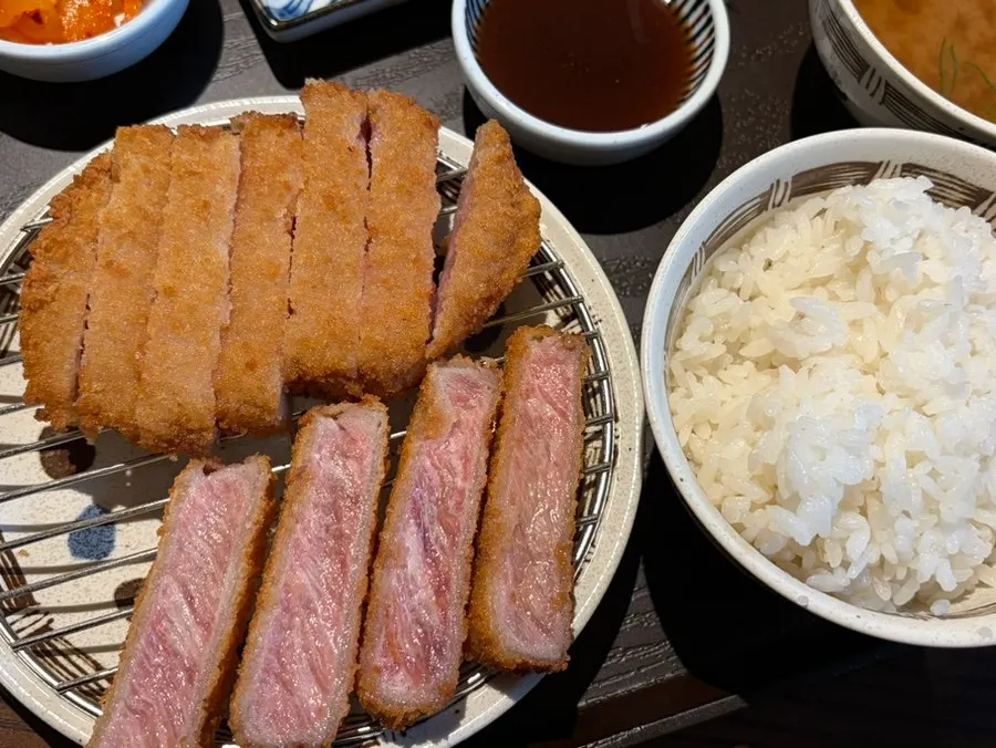 밥 한 공기와 함께 나온 규카츠 정식