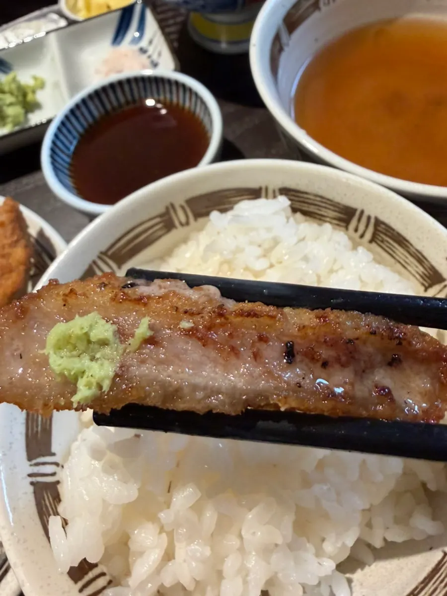 밥 위에 올린 채끝규카츠 한 점