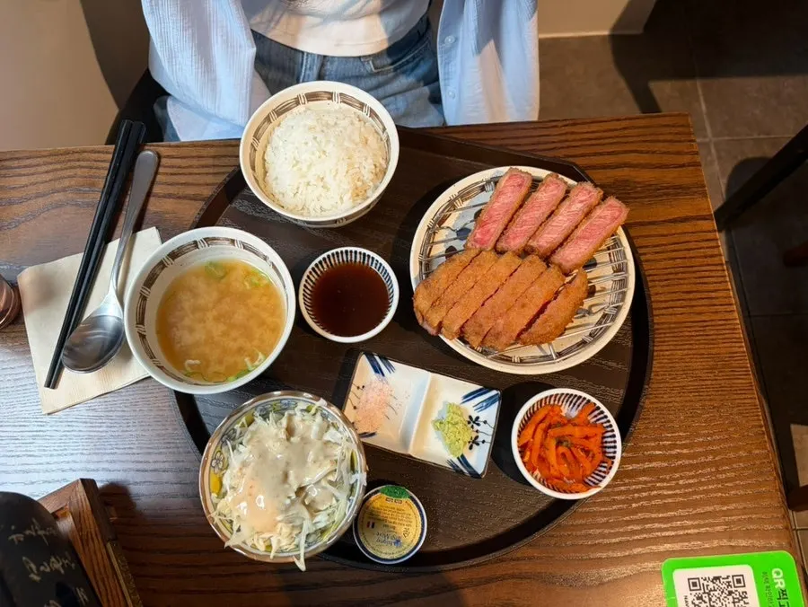 소금과 와사비가 함께 나온 안심 규카츠 상차림