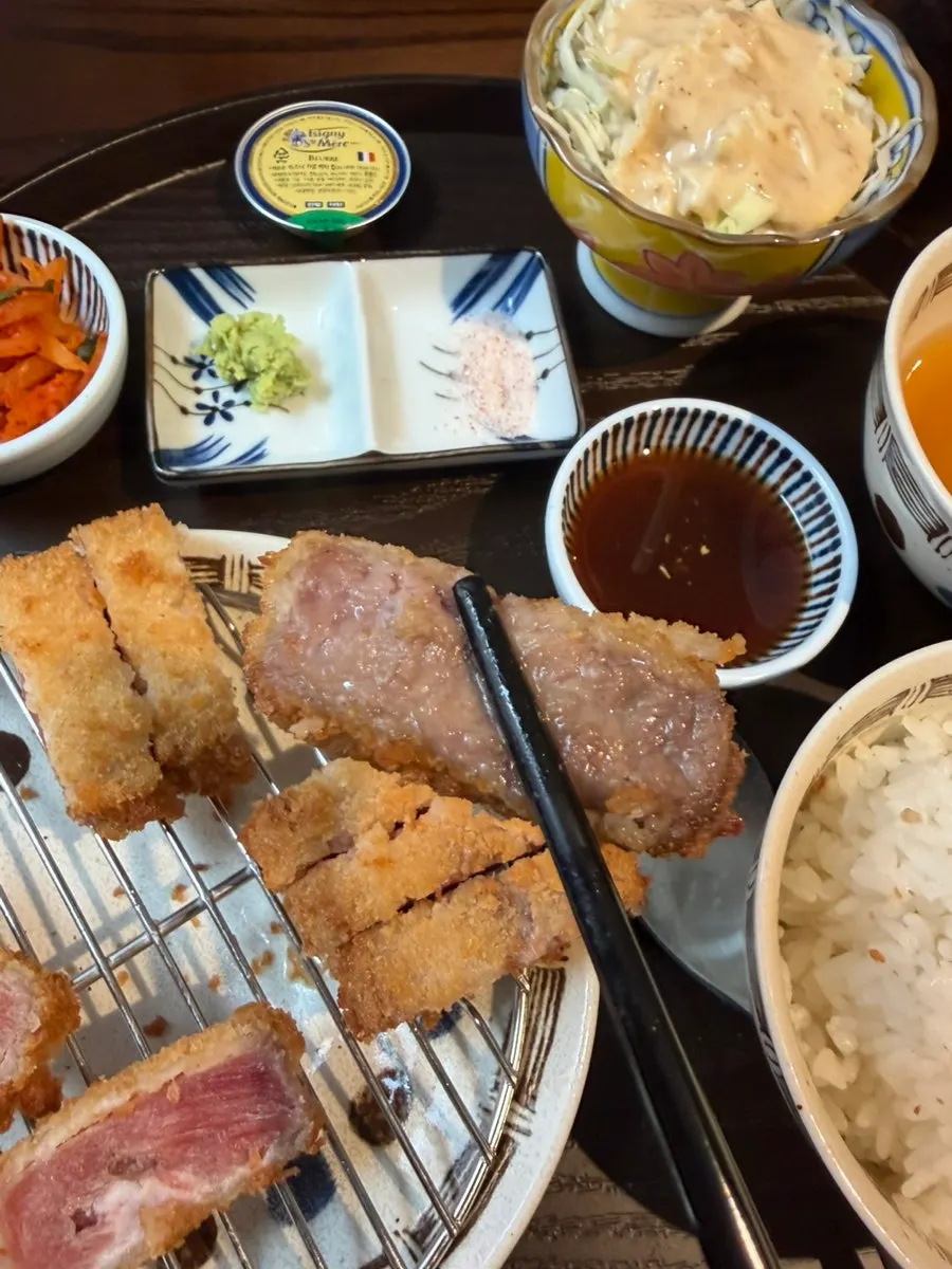 소스에 찍은 안심 규카츠 한 조각