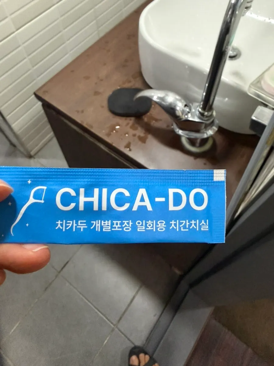 화장실에 비치된 일회용 치실