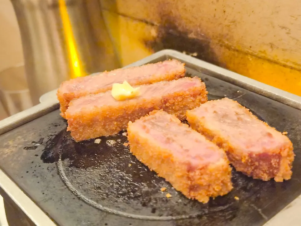Gyukatsu grilling on the tabletop charcoal grill