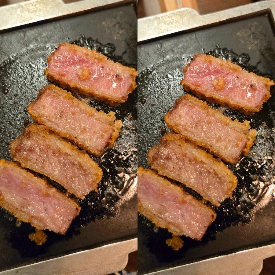 화로에 구운 규카츠를 소스에 찍는 모습