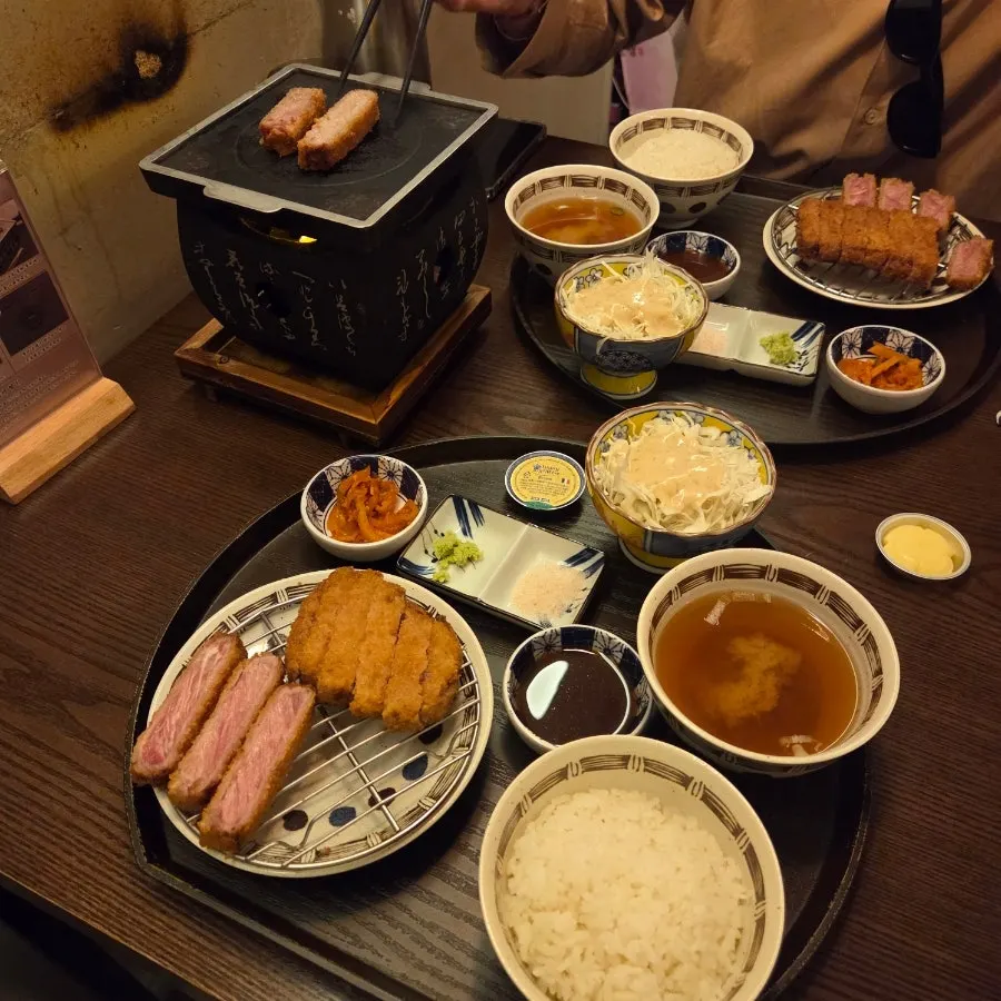 화로에 규카츠 한 점을 올려 굽는 모습