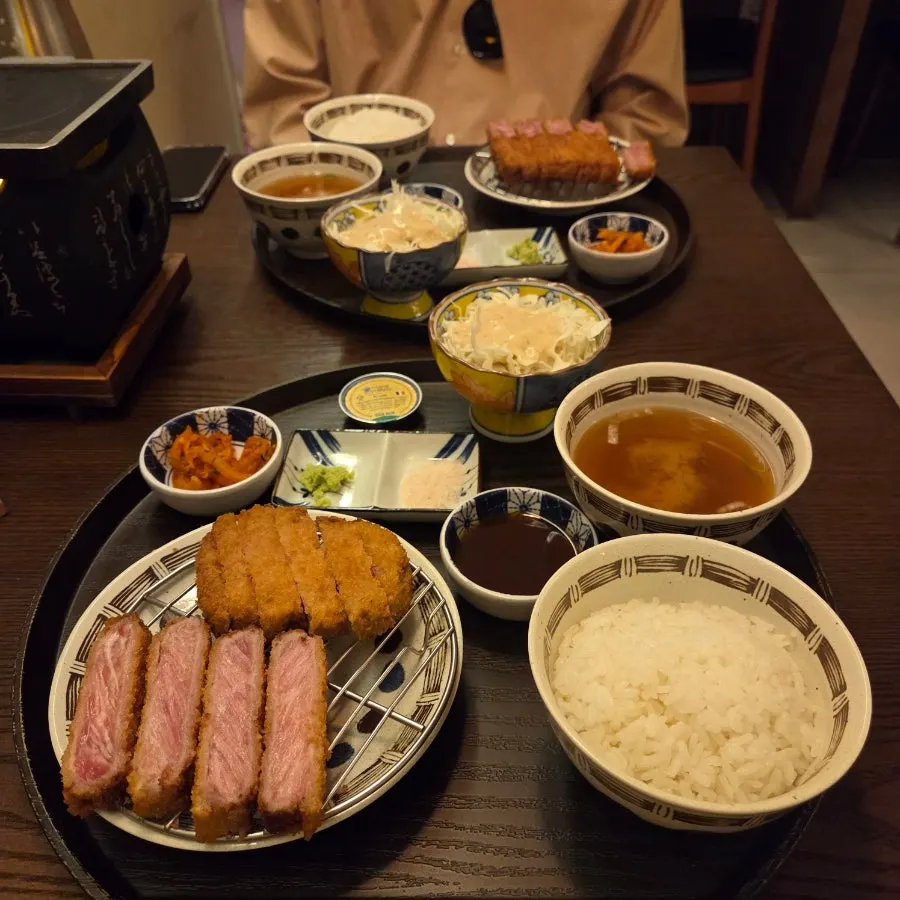 안심과 채끝 규카츠 단면 비교