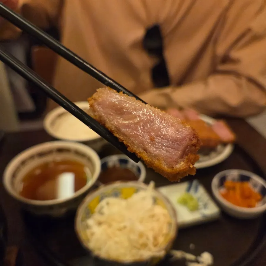 화로에 구워지는 채끝 규카츠 한 점