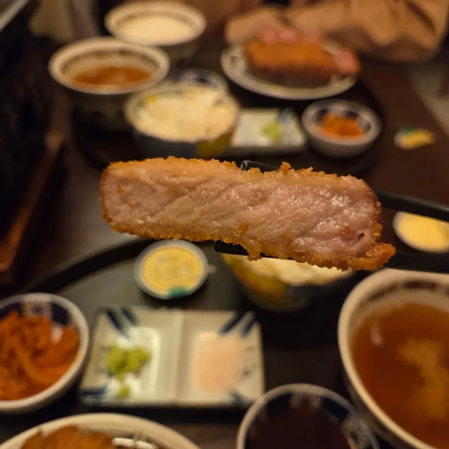 두 부위를 번갈아 맛보는 규카츠 접시