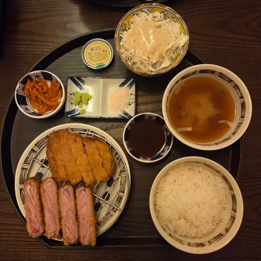 규카츠와 함께 나온 소금과 와사비