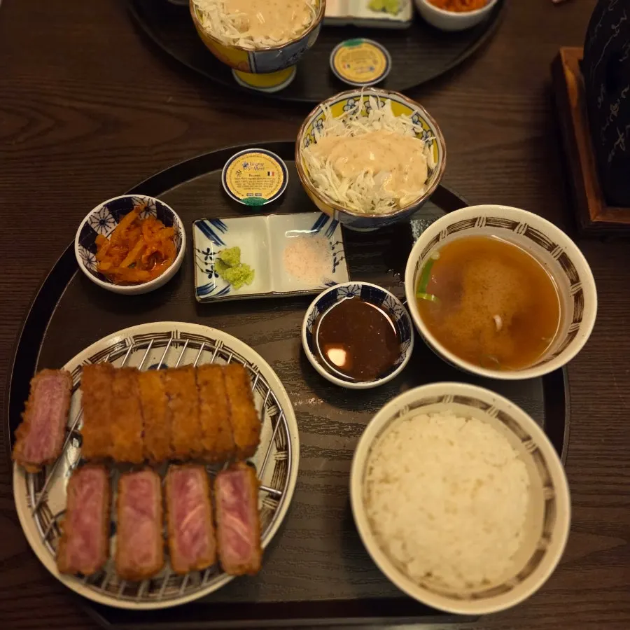 소금에 찍어 와사비를 올린 규카츠