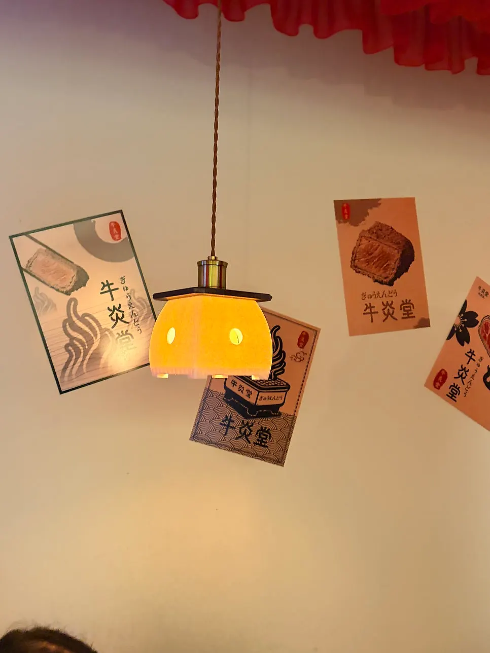 규엔당 성수본점 테이블과 조명