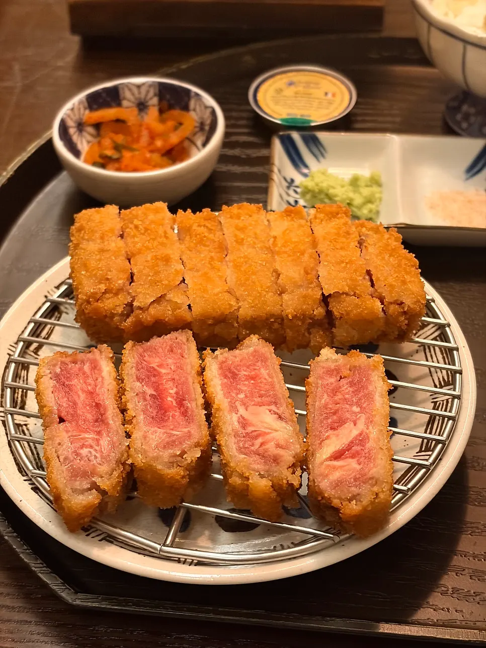개인 화로에 올린 규카츠 한 점