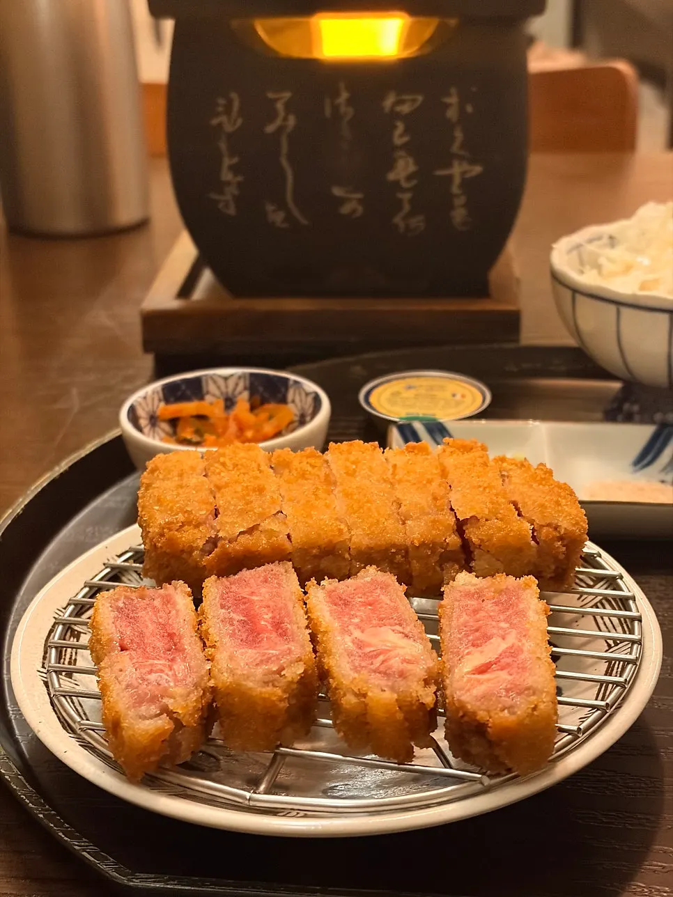 규카츠를 화로에서 뒤집는 모습