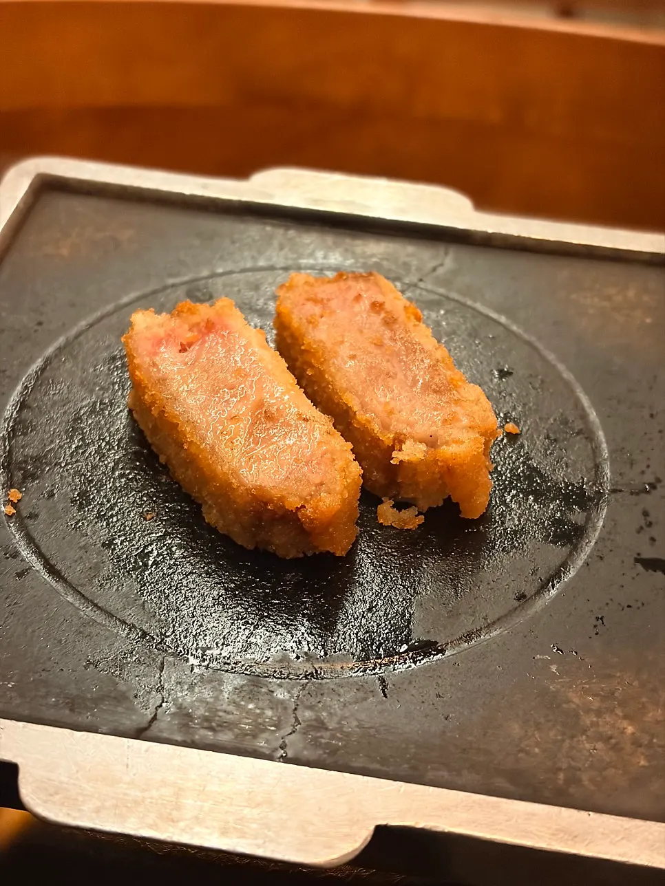 화로에 구운 규카츠 한 점 집어 든 모습