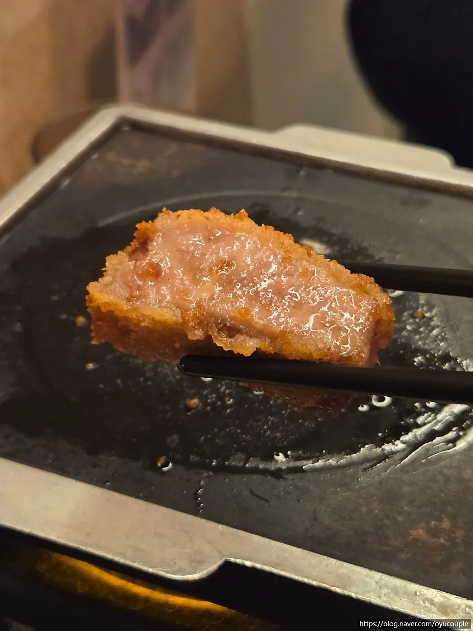화로 위 이즈니 버터에 올린 규카츠 두 점