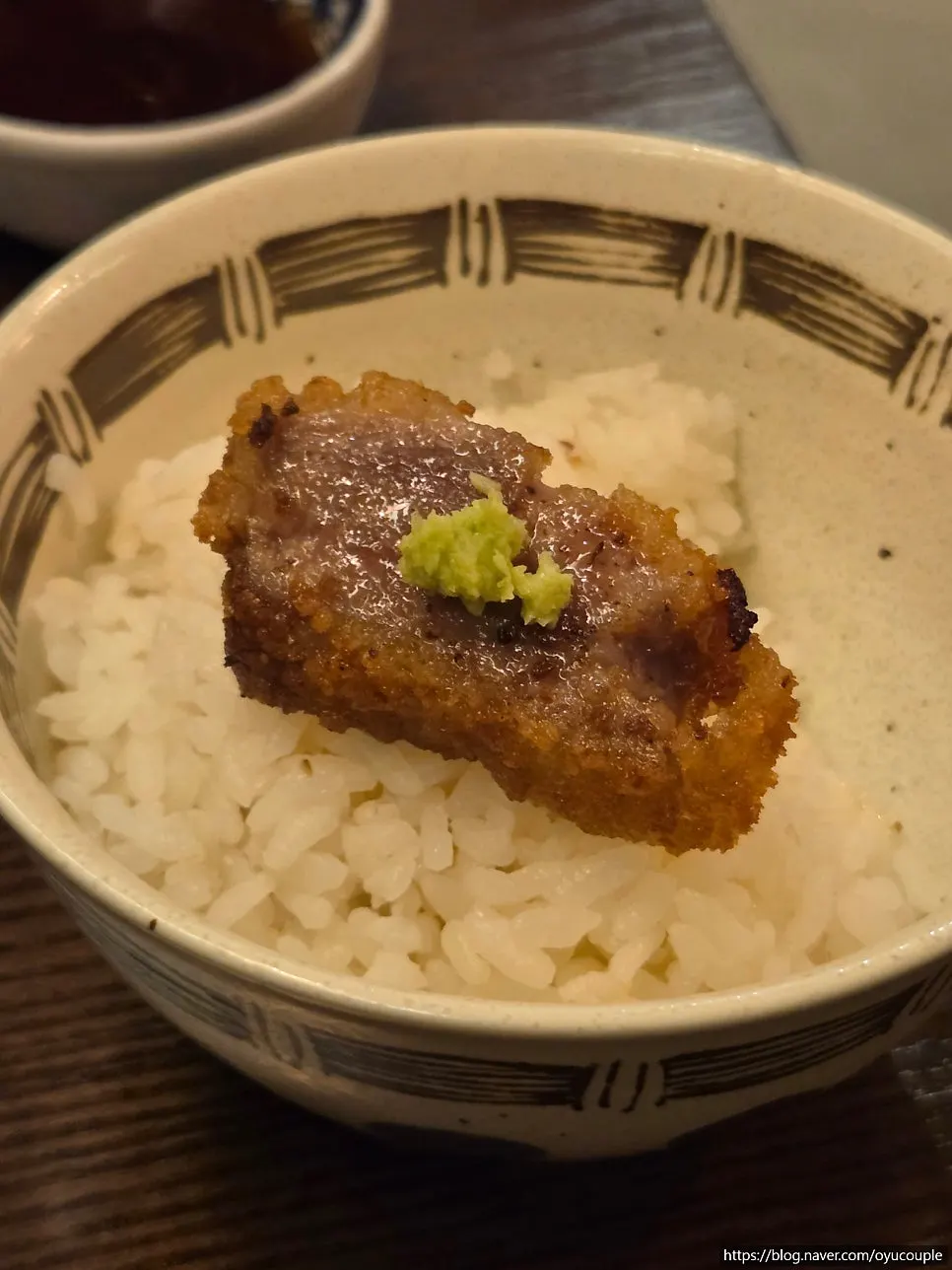단면이 촉촉한 안심 규카츠 한 점