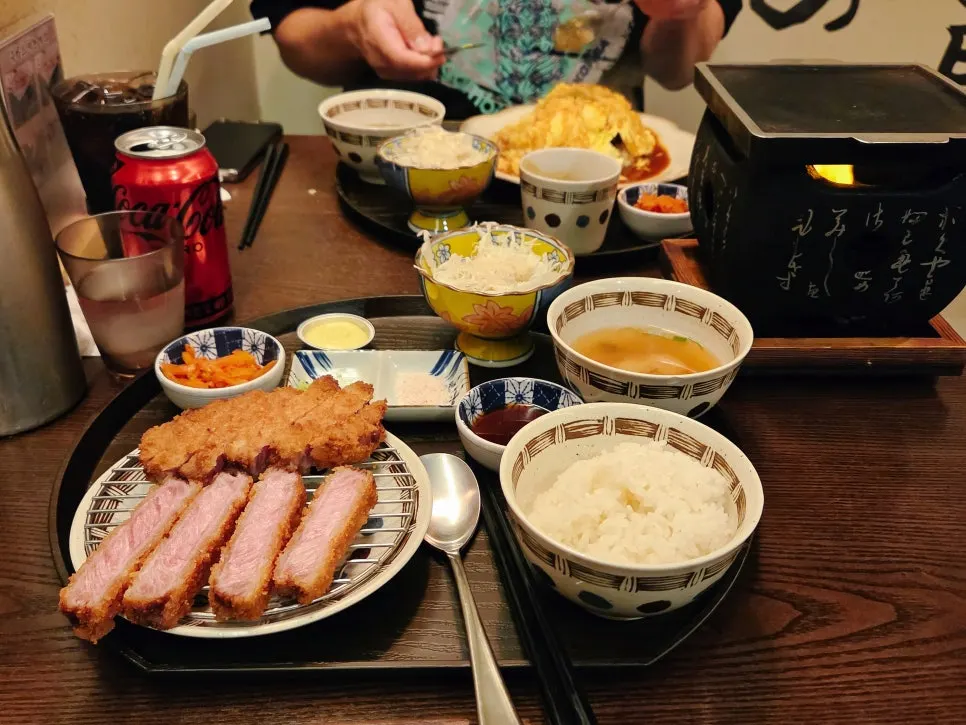 채끝 규카츠와 함바그 오므라이스 한 상 차림