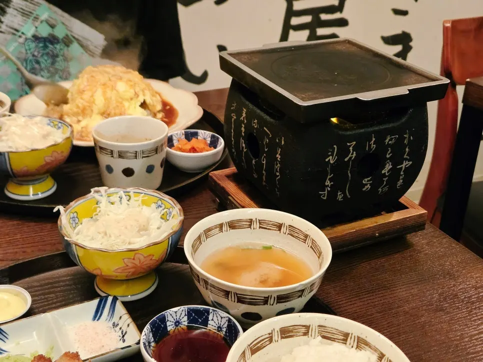 얇은 튀김옷이 밀착된 규카츠 조각