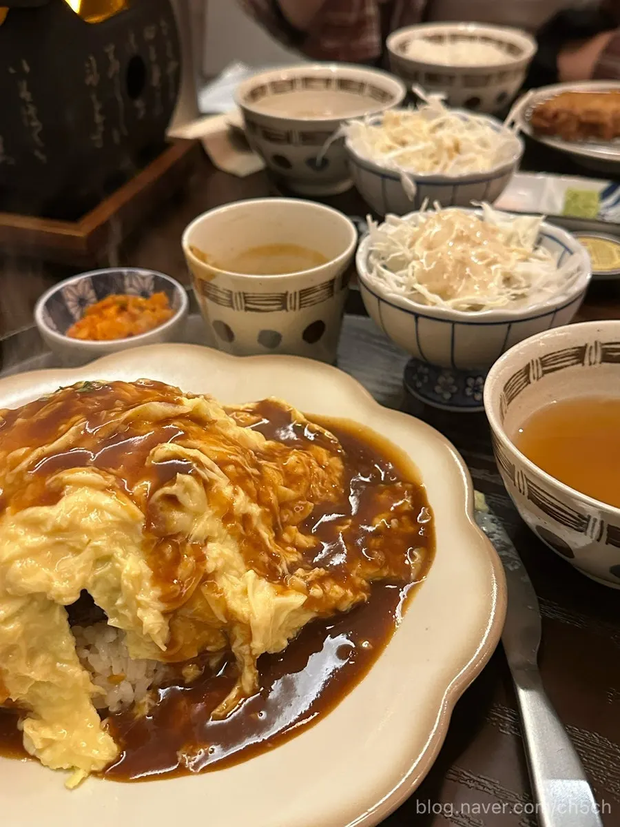 Hamburg omurice with sauce poured over it