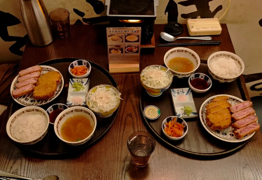A plate of striploin gyukatsu eaten with different combinations