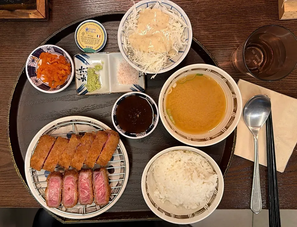 샐러드와 장국이 함께 나온 안심 규카츠 상차림