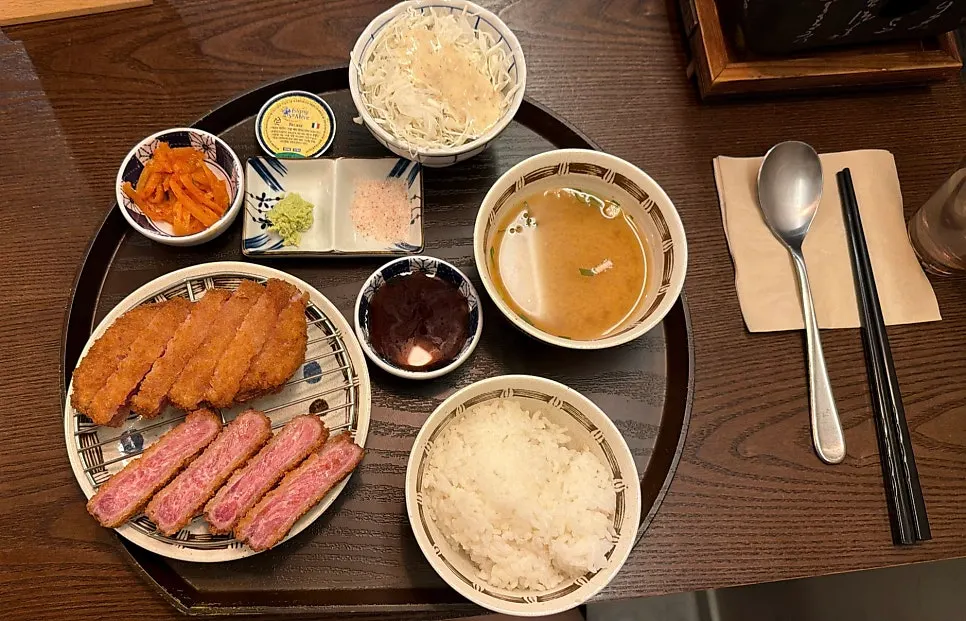 두툼한 안심 규카츠 단면