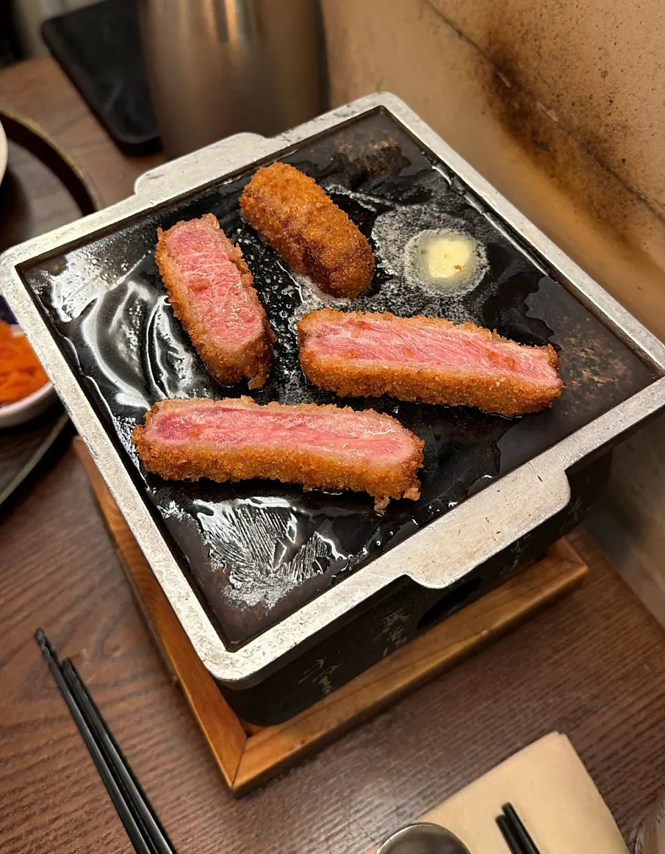 특제 소스에 찍은 규카츠