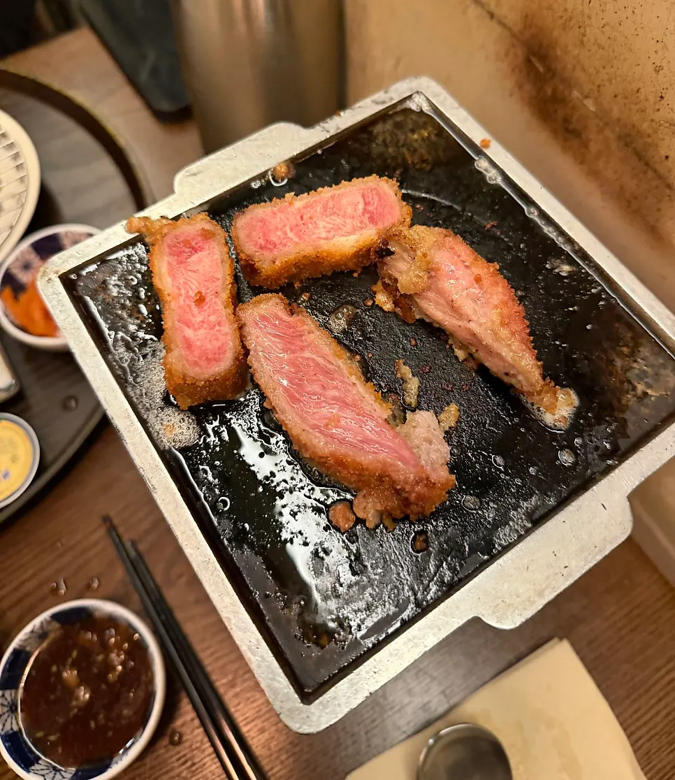 버터 풍미를 입힌 규카츠 한 조각