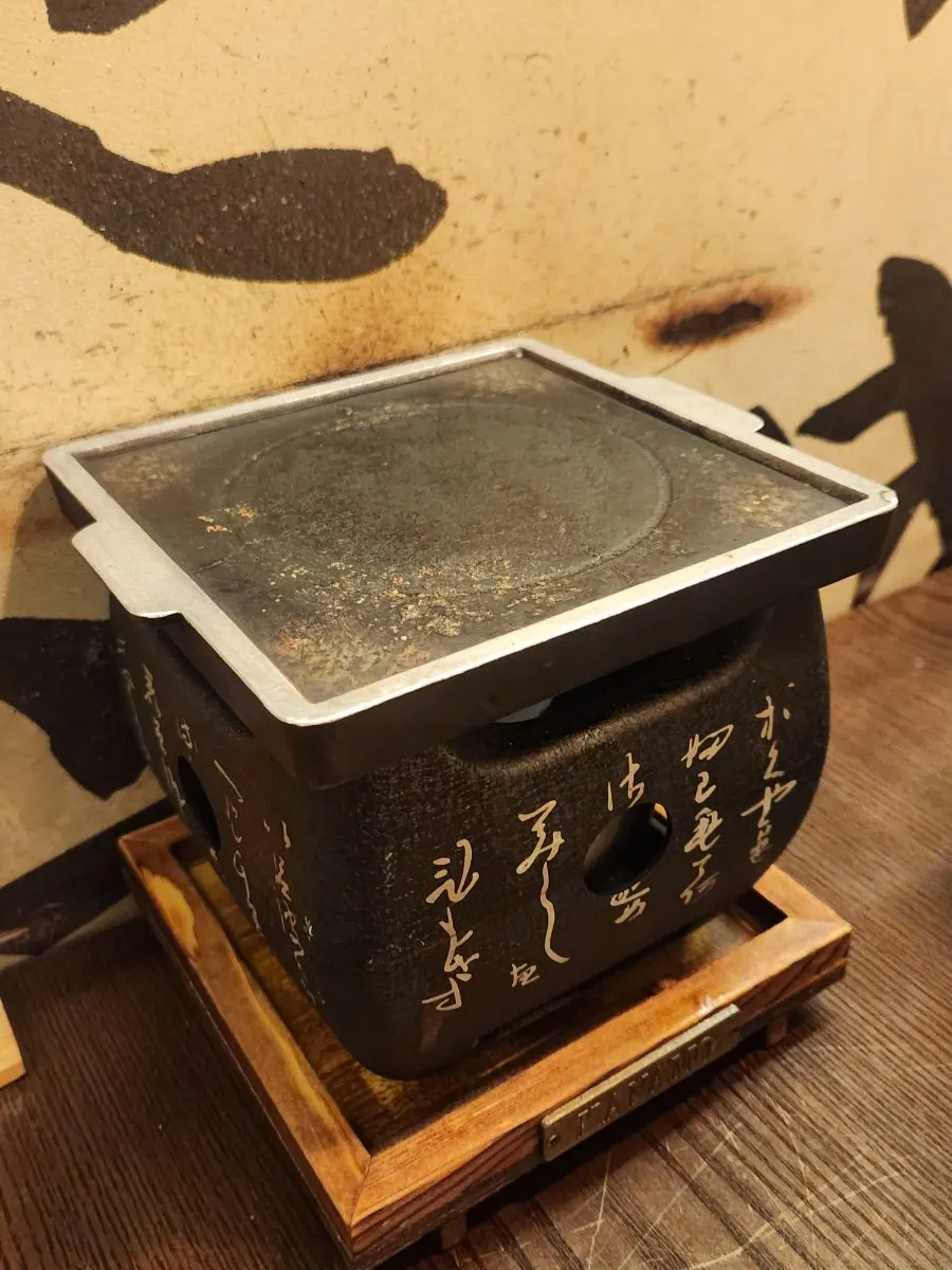 테이블마다 놓인 개인 화로와 불판