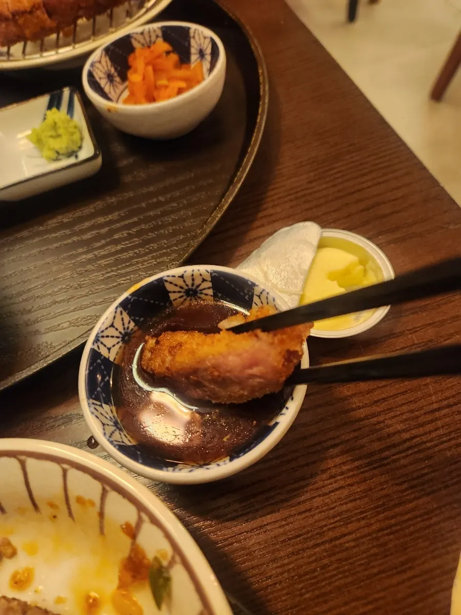 더 익혀서 구운 규카츠 한 조각