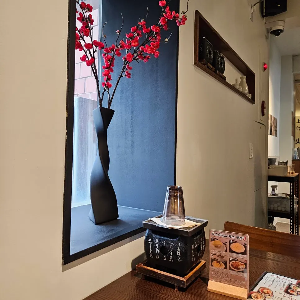 Interior of Gyuen Dang Seolleung Branch with generous table spacing