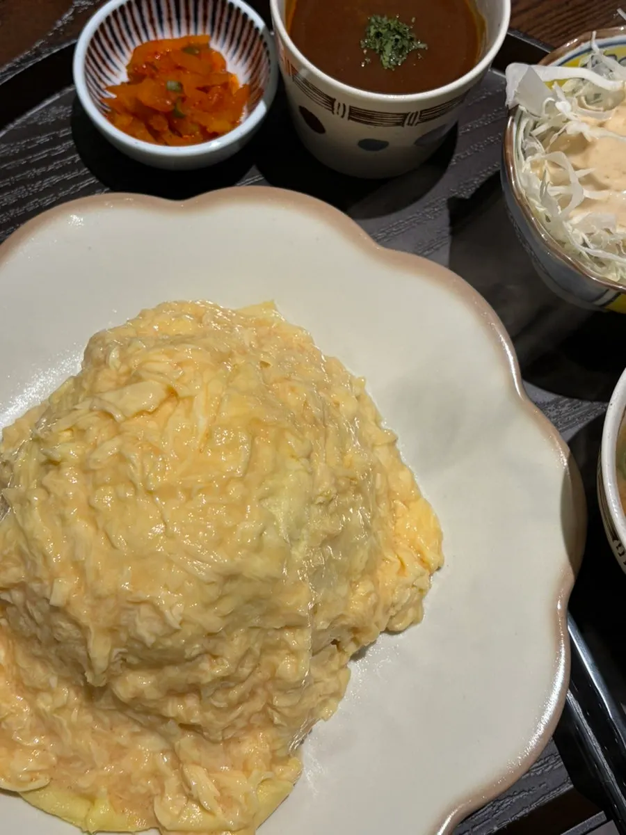 계란을 가르자 흘러나온 브리치즈
