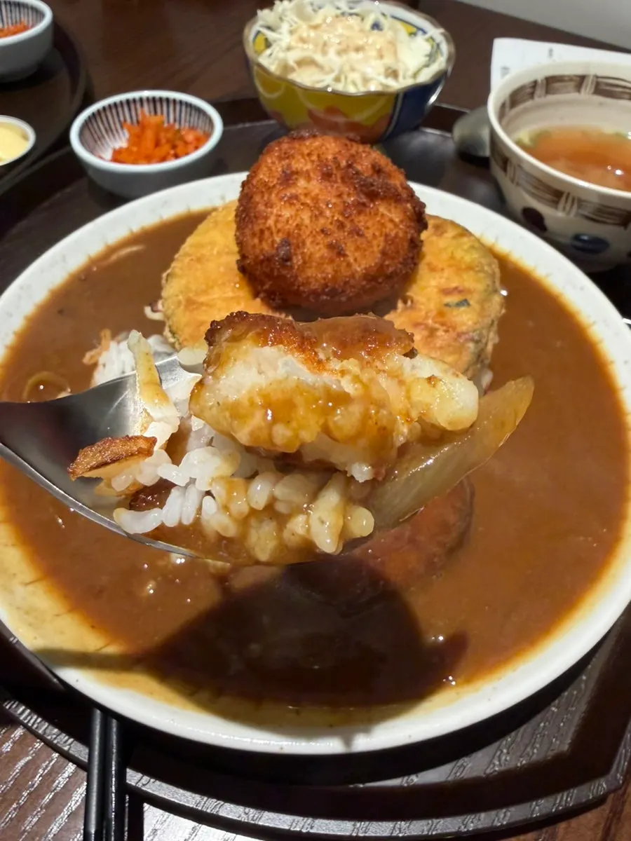 카레 소스에 적신 단호박튀김과 고로케