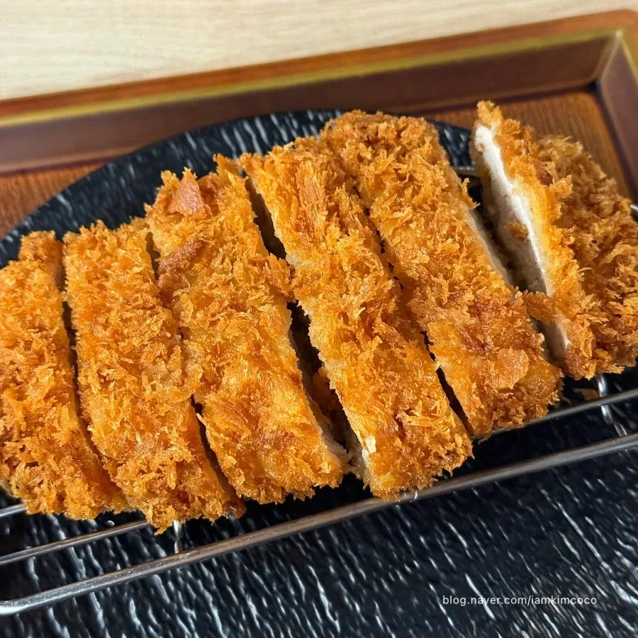Plate of tonkatsu included in the set