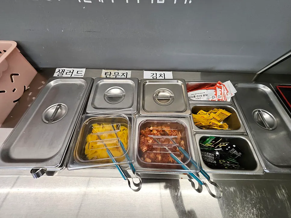 밥 리필 안내 문구가 붙은 셀프바