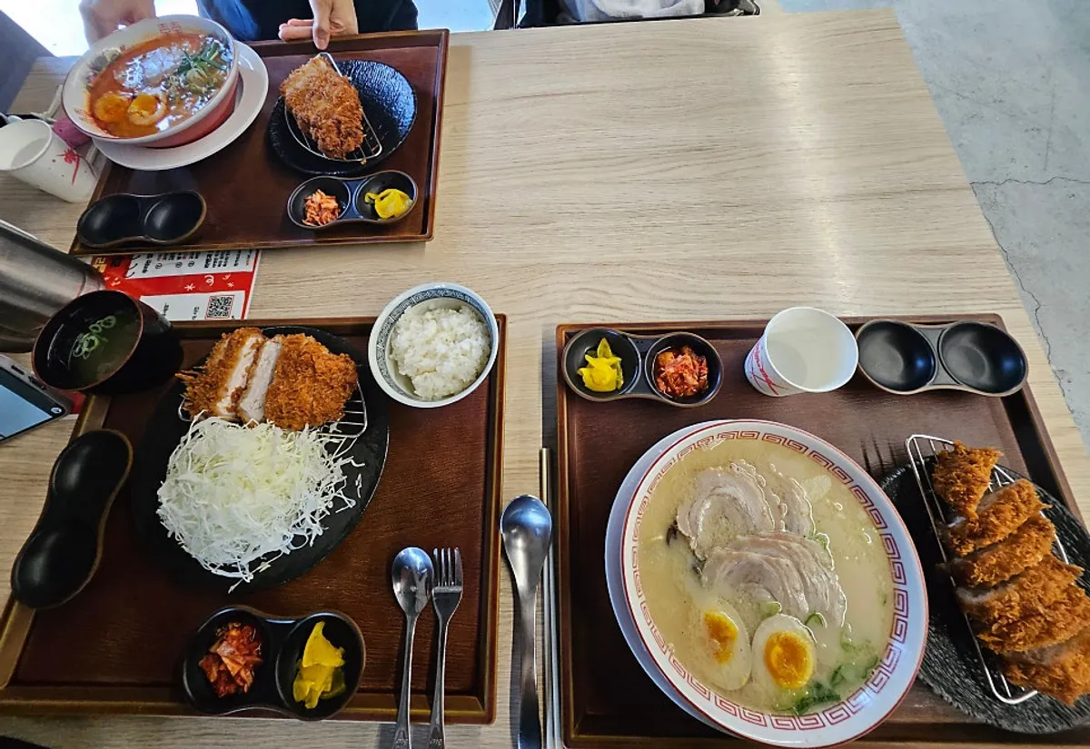 라멘 세트 두 개와 로스카츠가 놓인 테이블