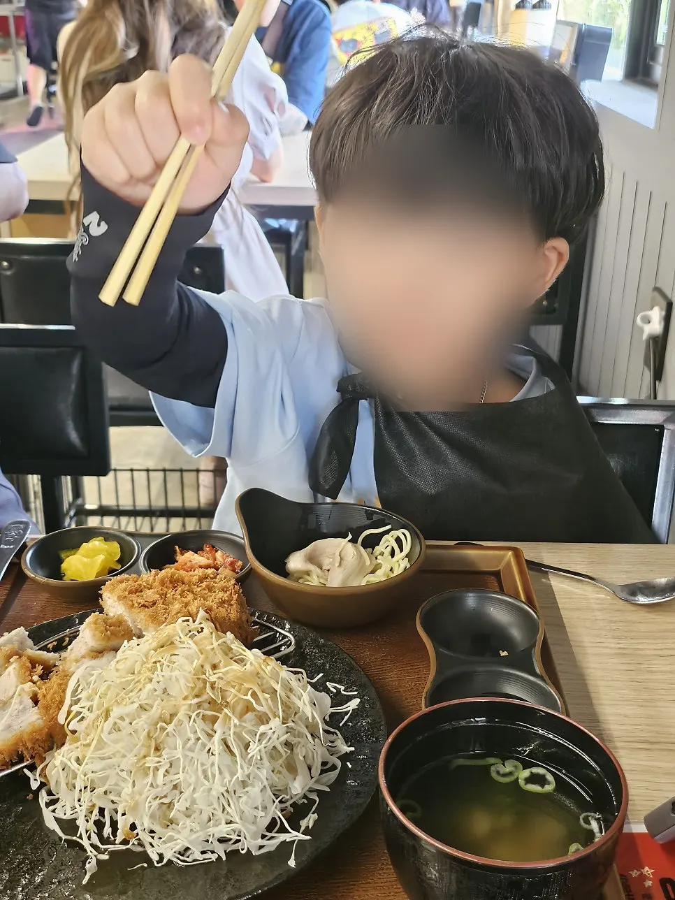 앞접시에 덜어준 차슈라멘 면발과 국물