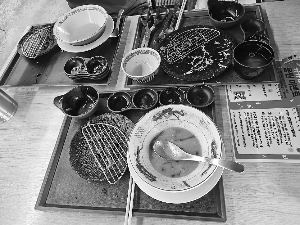 남김없이 비운 라멘 그릇과 빈 접시