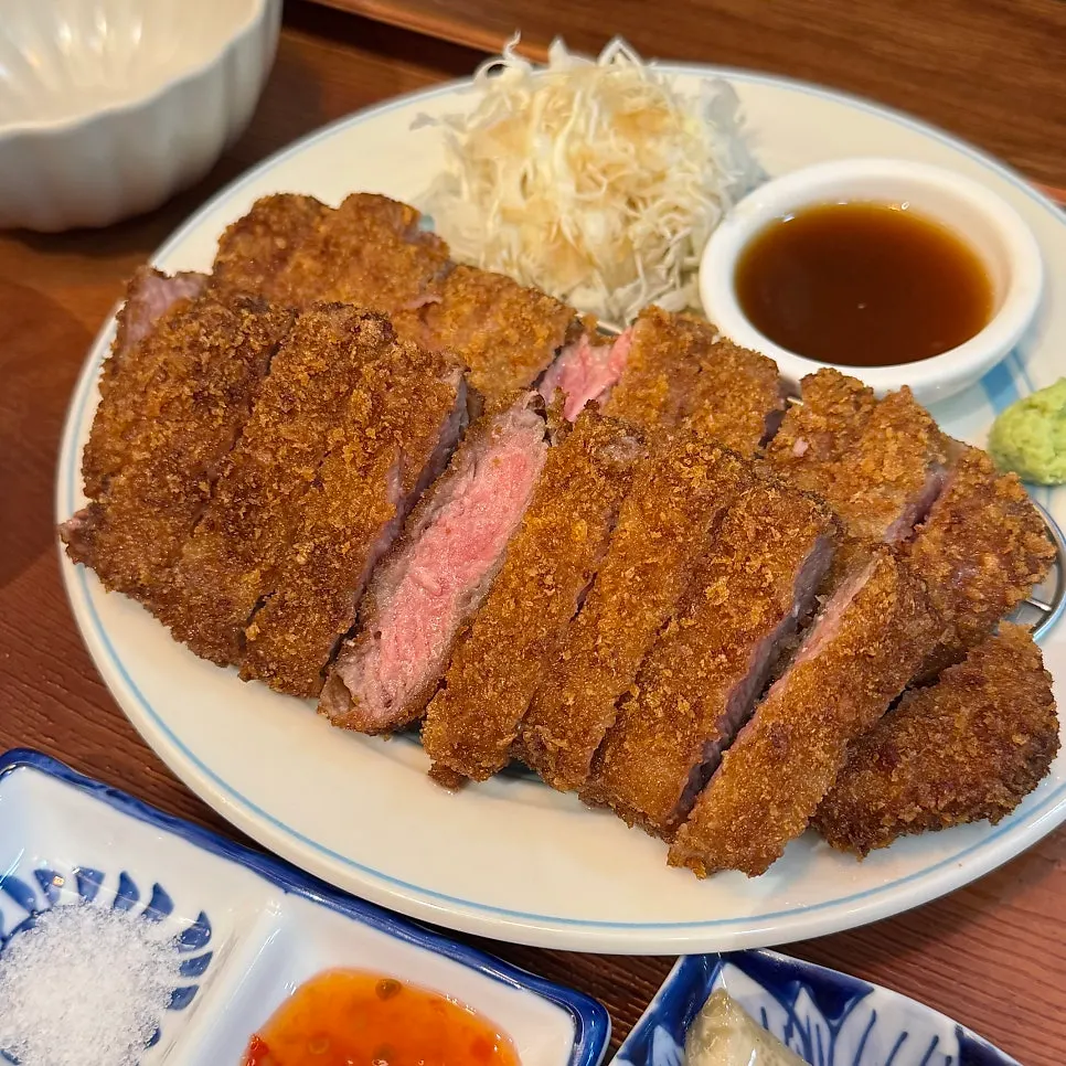 Picking up a slice of gyukatsu