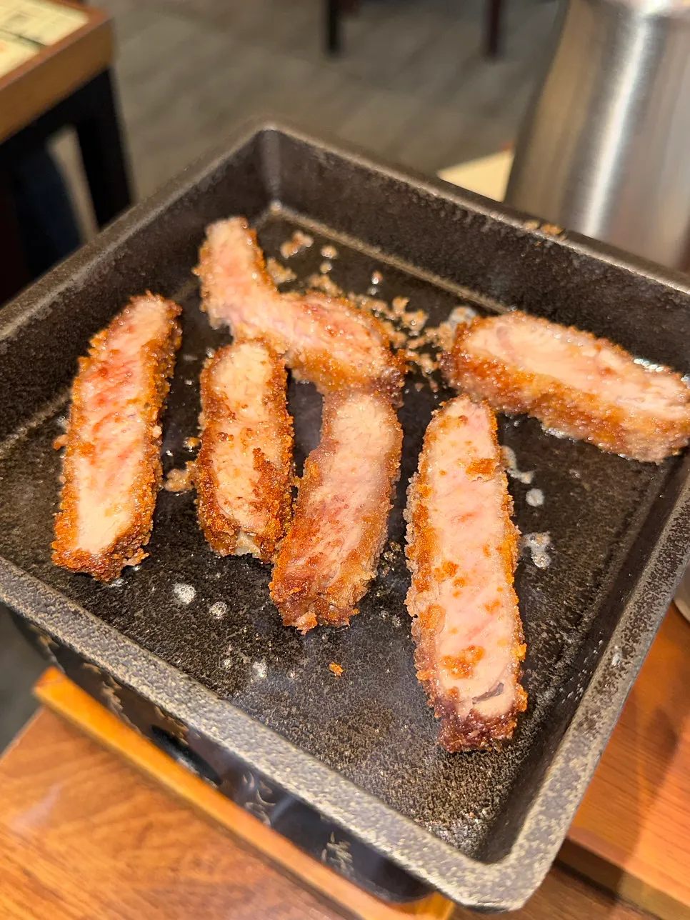 Adjusting the doneness of gyukatsu on the personal stove