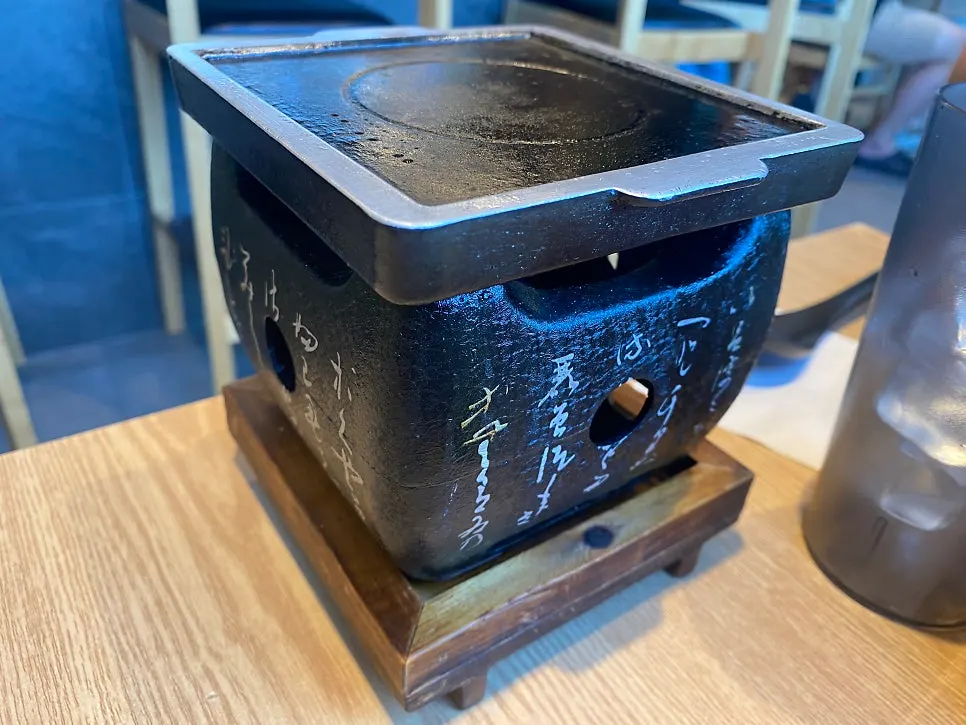 Tabletop brazier lit for grilling the gyukatsu