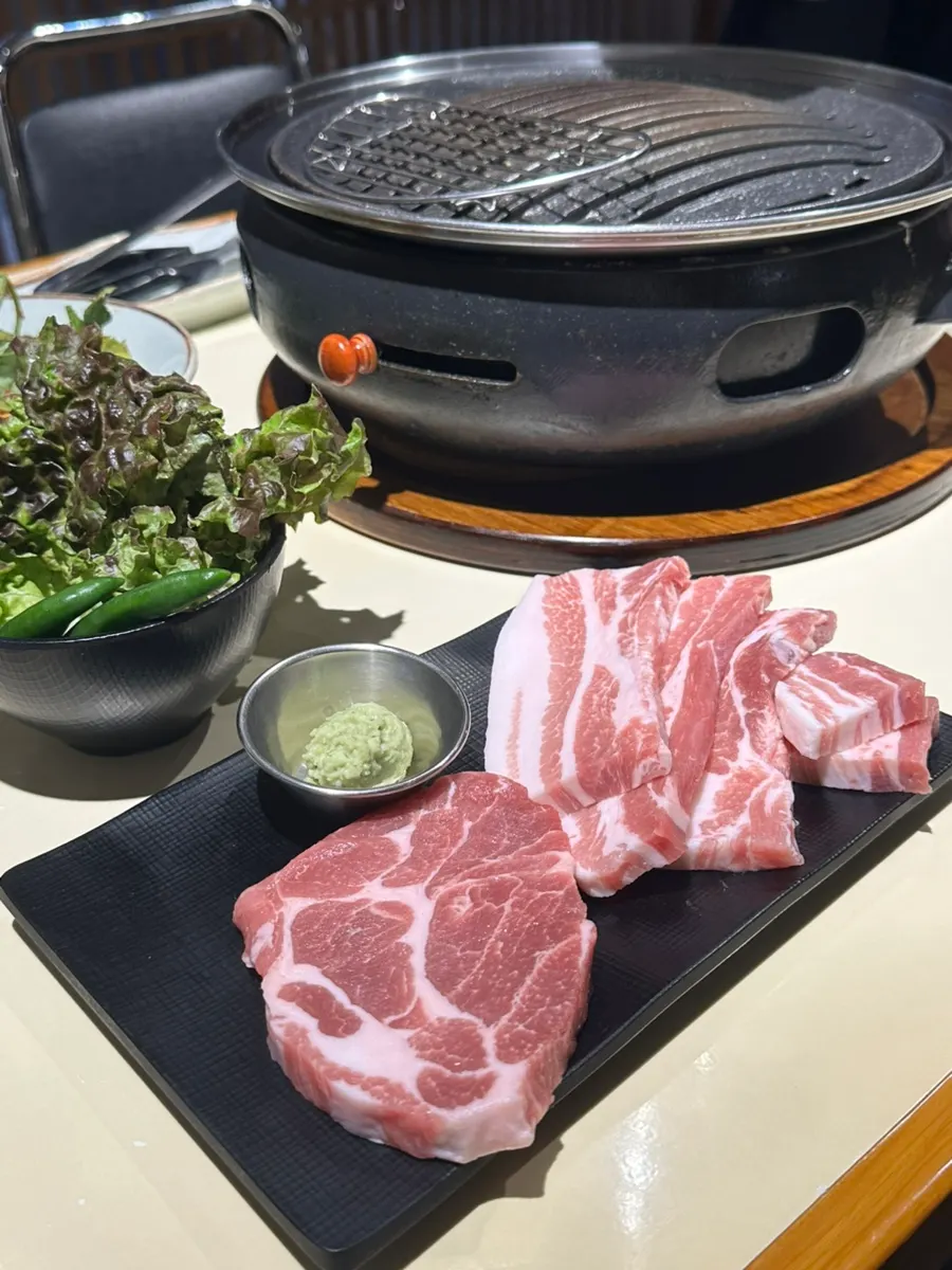 烤盤上的生五花肉120g