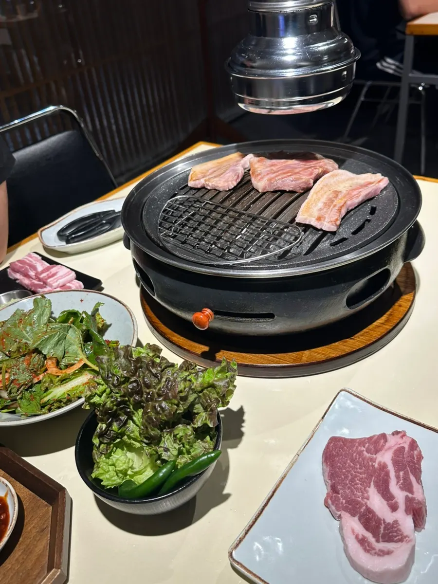 滋滋作響正在烤的五花肉