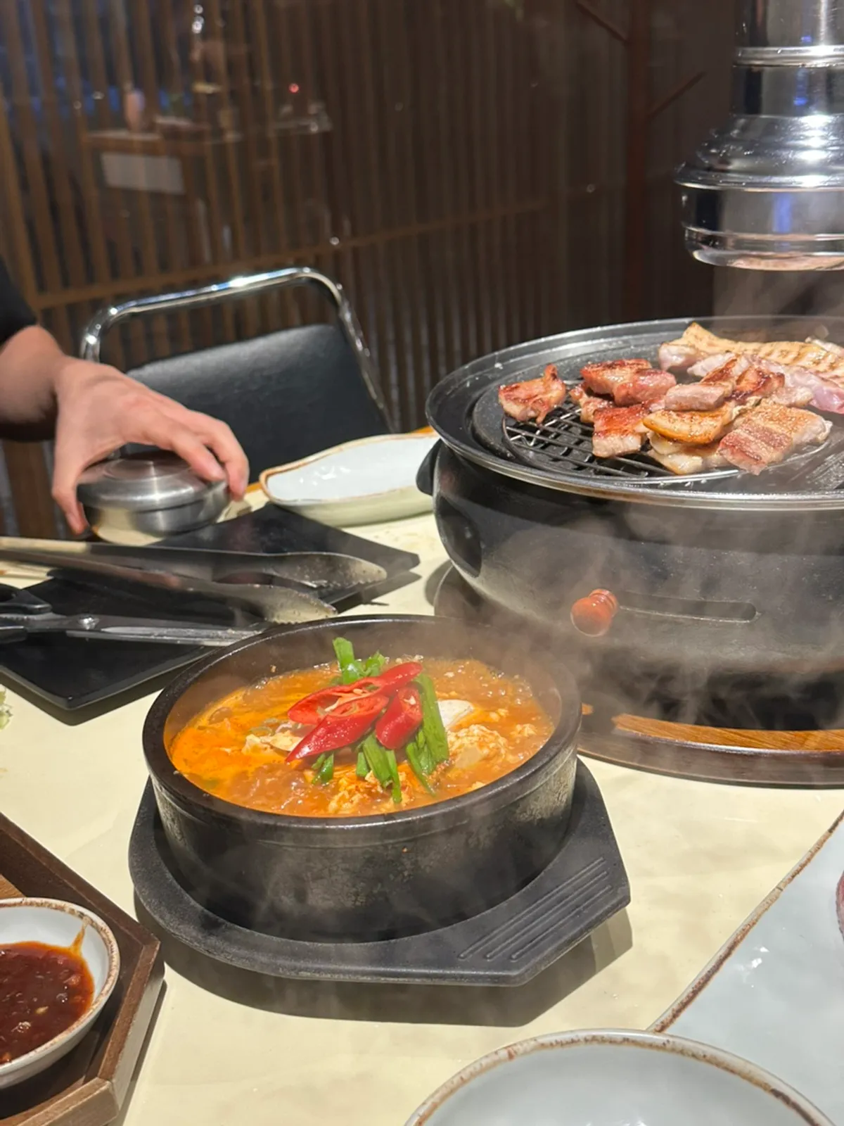 搭配生菜的一片五花肉