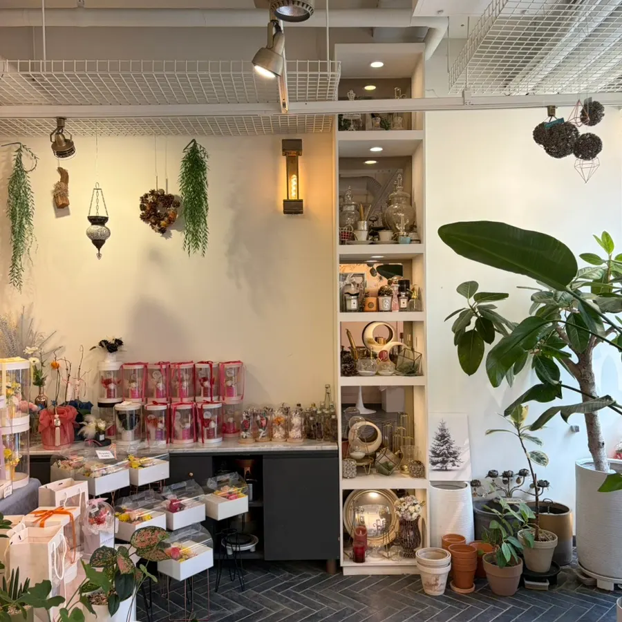 Entrance of the flower shop between Jangji and Munjeong stations