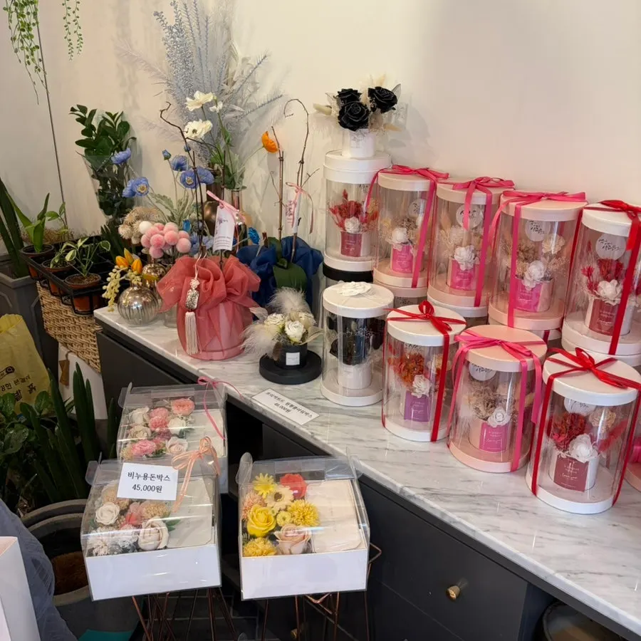Gift item made of soap flowers and artificial flowers